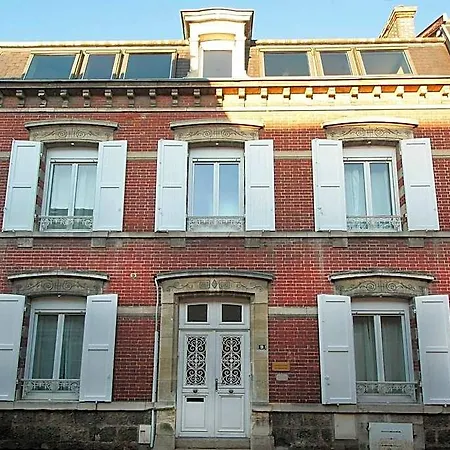 Oda ve Kahvaltı D'hotes Les Epicuriens 4*