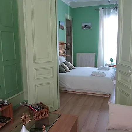 Oda ve Kahvaltı D'hotes Les Epicuriens 4*